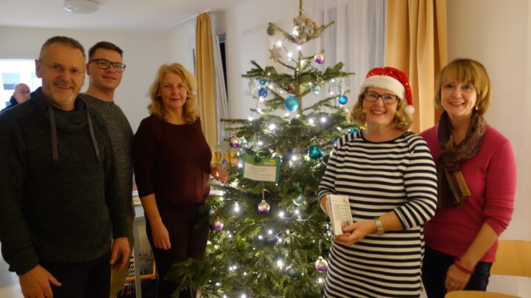 GRÜNE Oberschleißheim spenden Weihnachtsbäume an soziale Einrichtungen